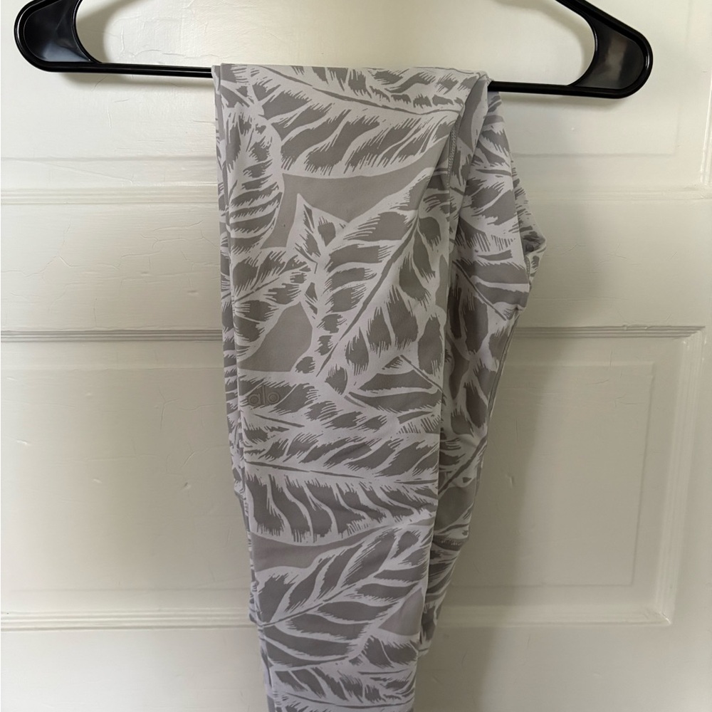 ALO Yoga Gray Leaf Print Leggings